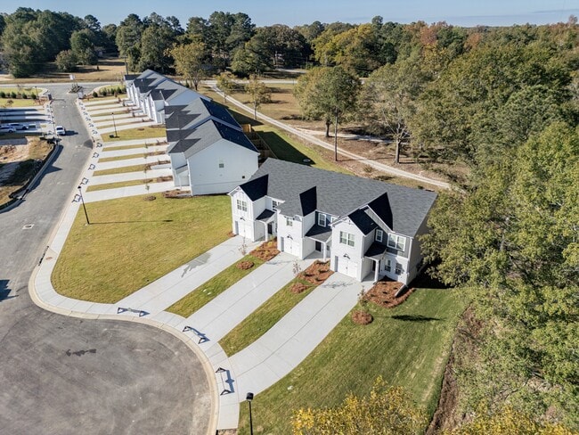 Building Photo - Parkway Pointe