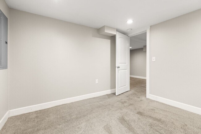 Building Photo - 8334 SE Taylor Ct