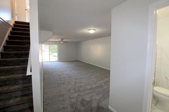 Building Photo - 869 Camelot Ln