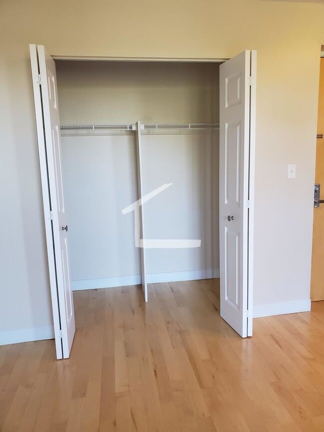 Building Photo - 2BR 1Bth unit. Heat/Hot Water included. Great location!