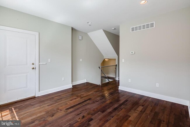 Building Photo - 2633 Catharine St