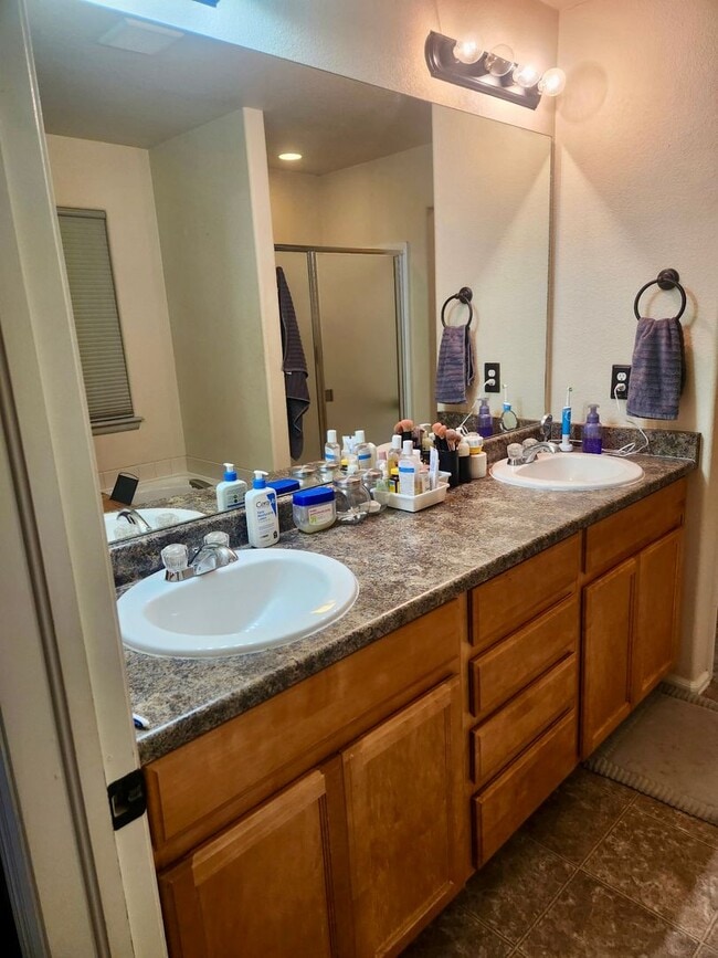 Building Photo - Gorgeous 3 bed/2.5 bath home with 3-CAR TANDEM GARAGE in Painted Sky