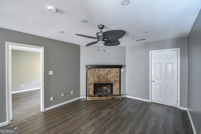 Building Photo - 735 Oak Dr