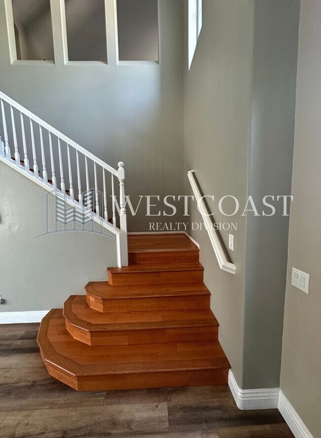 Building Photo - Bright & Spacious 4-Bed Townhome in Prime ...