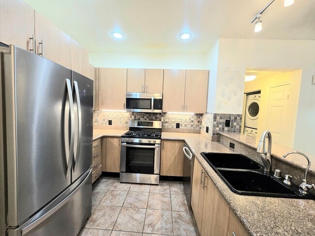 Building Photo - Beautiful 2 Bedroom 2 Bathroom Unit in Downtown San Diego!!