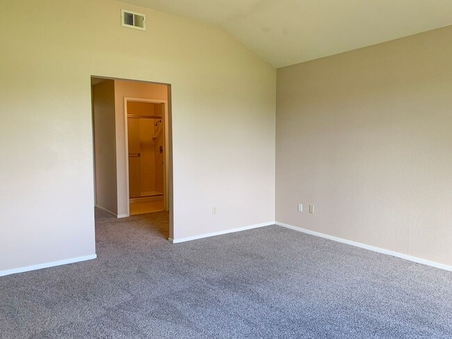 Building Photo - 2 Bedroom / 2.5 Bath Condo in Ridgemark