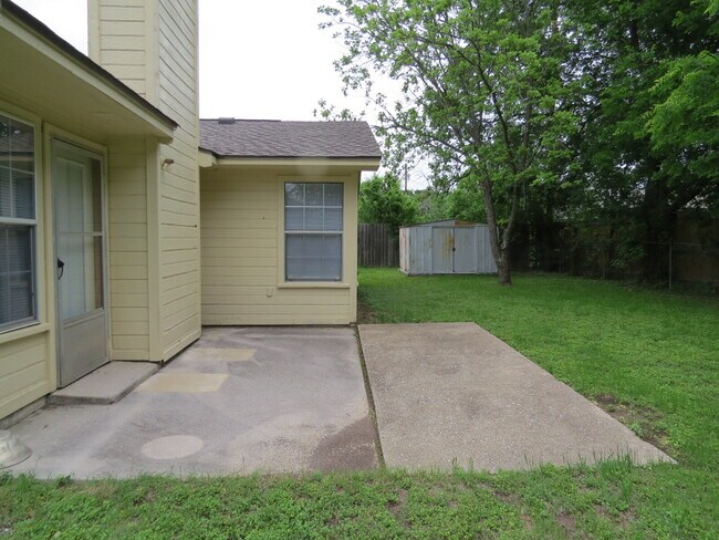 Building Photo - Step into comfort and style with this beautiful 3-bedroom home!