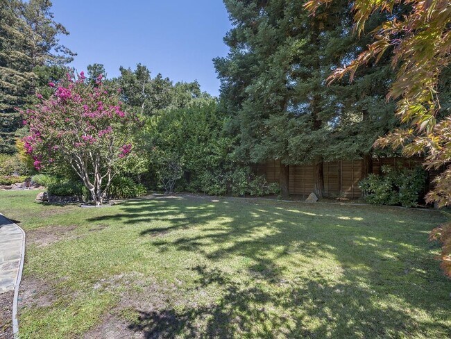 Building Photo - Pet Friendly Home Located in Highly desirable area of Menlo Park