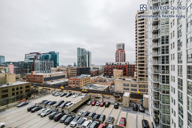 Building Photo - 165 N Desplaines St