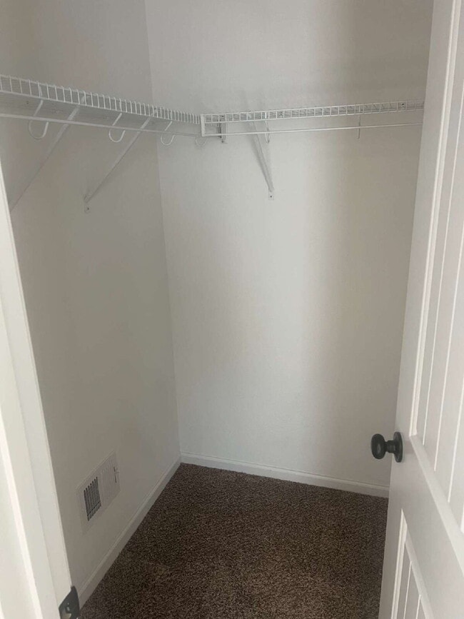 Building Photo - 2 Bed, 2.5 Bath Townhouse - Shawnee, KS