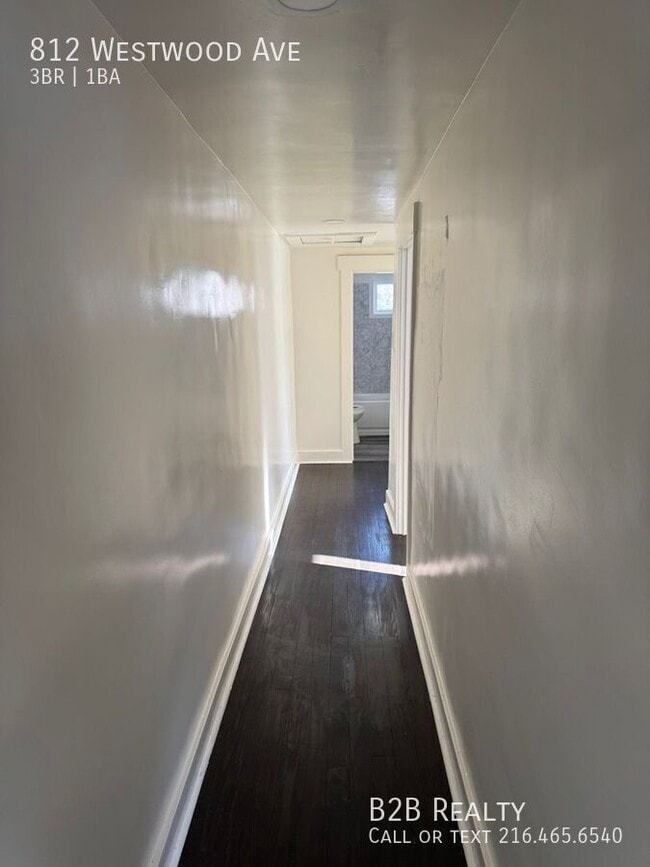 Building Photo - 812 Westwood Ave