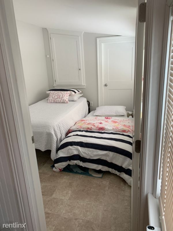 Building Photo - 2 br, 1 bath Apartment - 8 Pine Tree Avenue