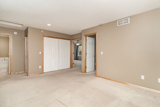 Building Photo - 2 Bed | 2 Bath in The Lakes of Blaine