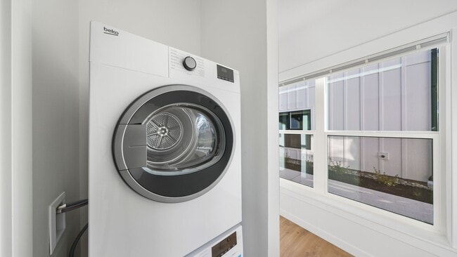 Building Photo - 3 Bed 2 Bath - A/C Mini-split - Fabulous F...