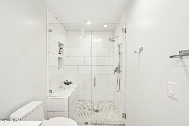 Building Photo - 8733 E Vía De Viva