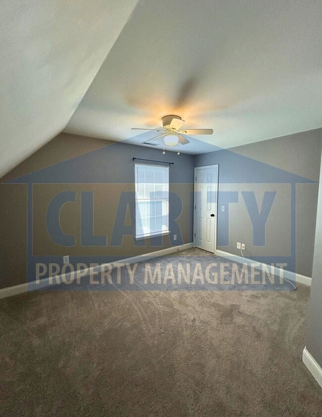 Building Photo - 3 bedroom home w/ fenced in backyard!