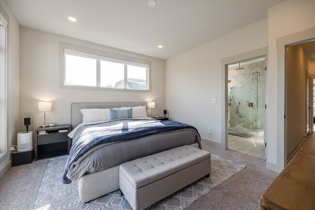 Building Photo - Luxury Living with amazing views!