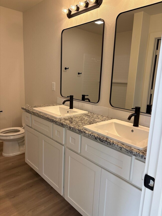 Building Photo - 2176 Langford Ave