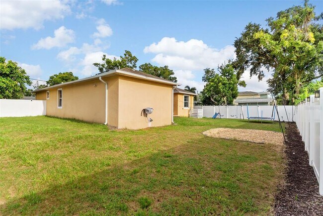 Building Photo - 6804 N Himes Ave