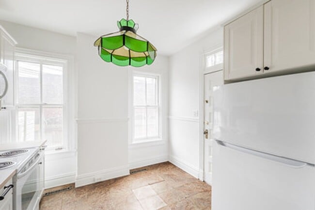 Building Photo - Great Fan Rowhouse!!