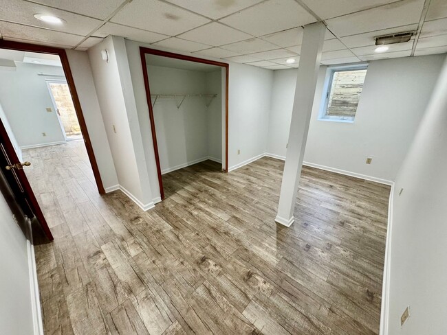 Building Photo - 813