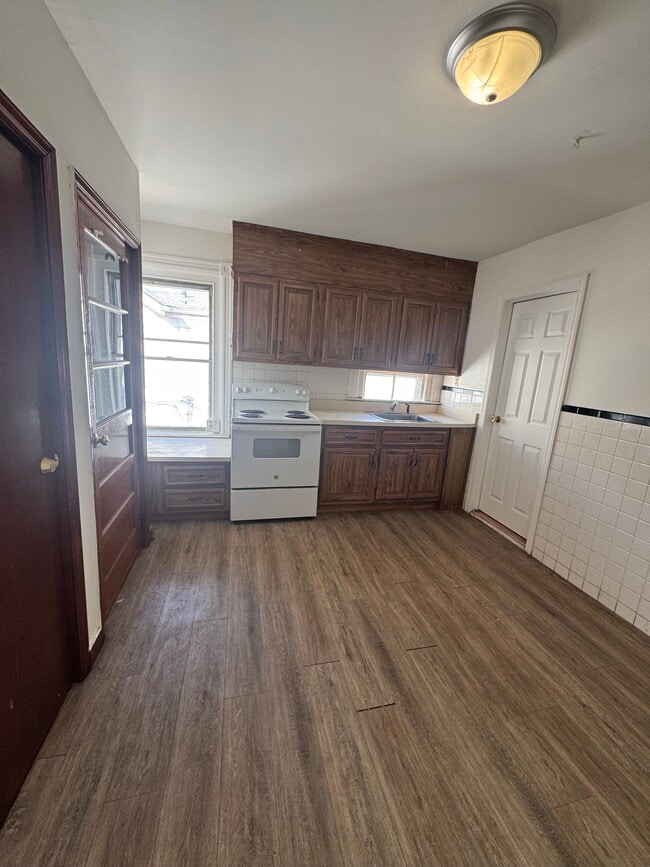 Building Photo - 10 Anderson St