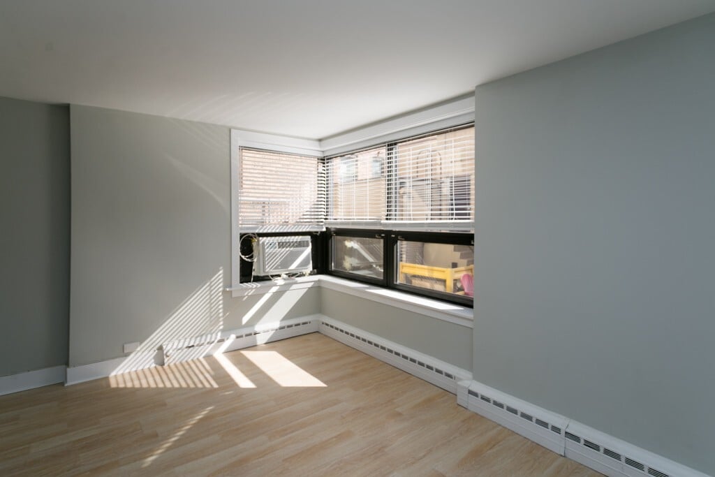 Building Photo - 450 W Wellington Ave