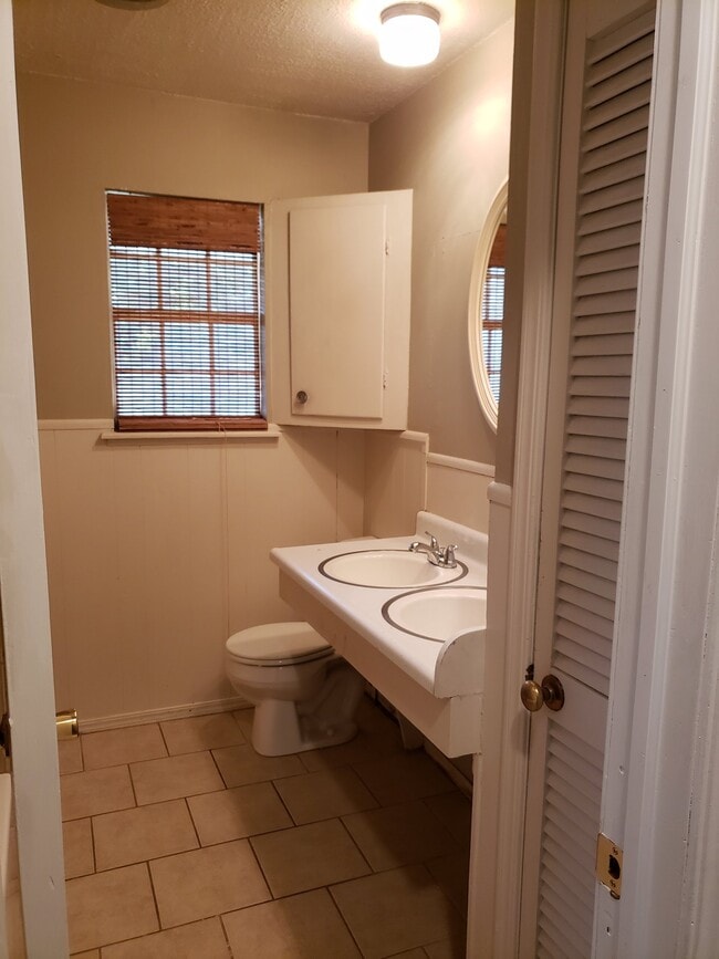 Building Photo - 652 Lotus Ave