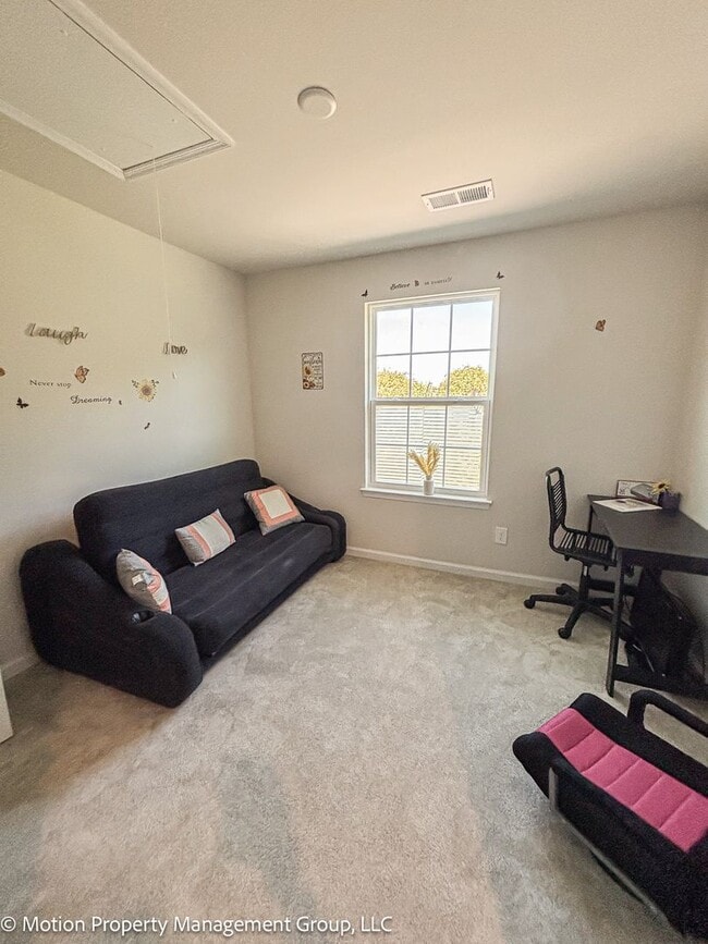 Building Photo - Fully Furnished Townhome!