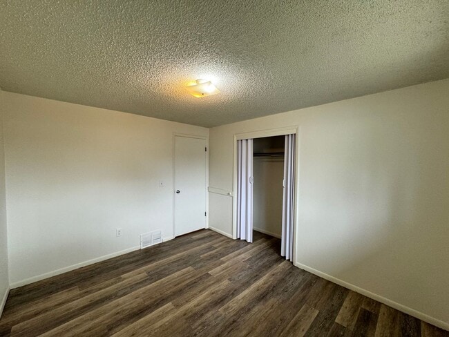 Building Photo - Spacious Split-Level 3 bed, 1 Bath Duplex ...
