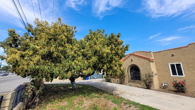 Building Photo - Large 3 Bedroom 2 Bath House!