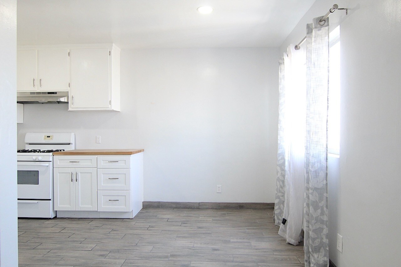 Building Photo - 3247 W Century Blvd