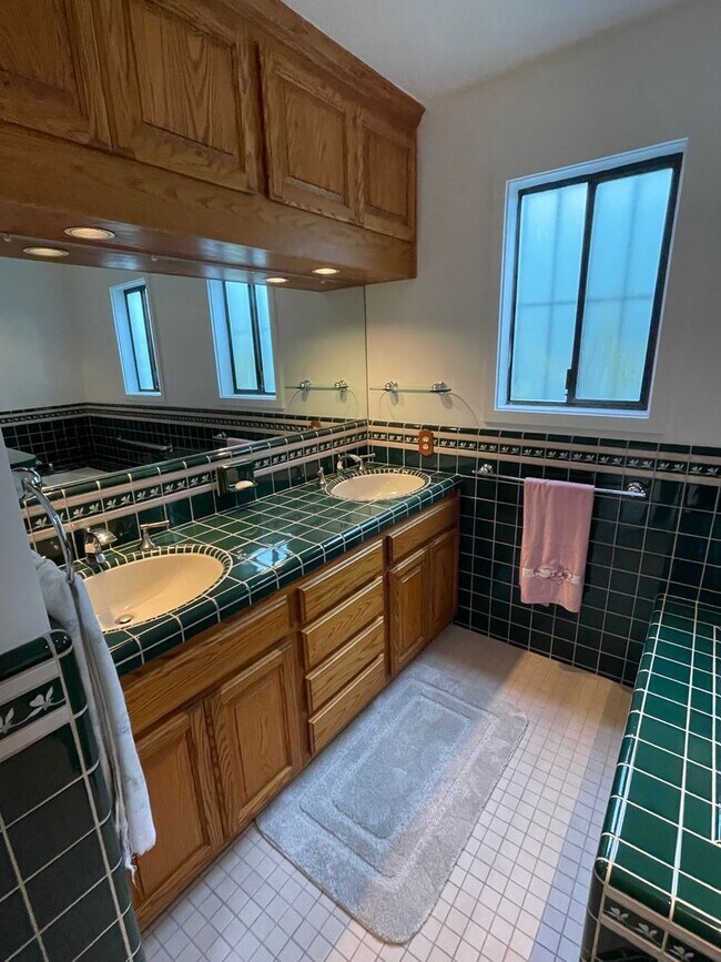 Building Photo - Beautiful Golden Gate Heights 5 Bed/3.5 Bath Home w/Amazing Views