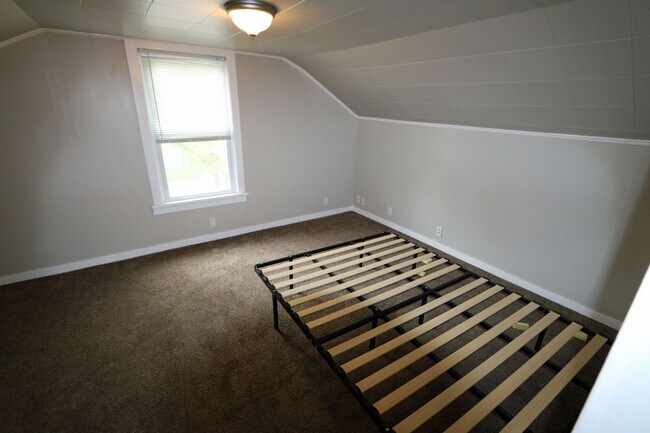 Building Photo - 3 Bed 1 Bath Downtown St. Joseph