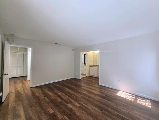 Building Photo - 3000 Maywood Cir