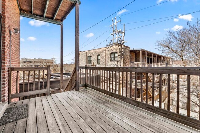 Building Photo - 2152 W Division St