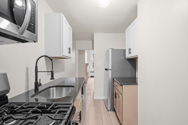 Building Photo - **Private Bloomfield 2BR Retreat – Walk to Liberty Ave, Steps from It All (15224)**