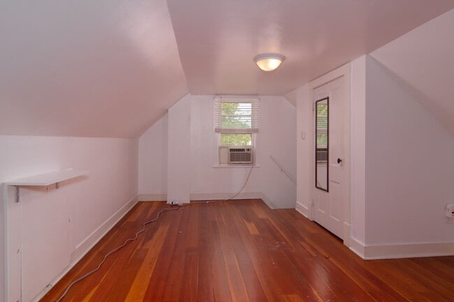 Building Photo - Cute older Craftsman home on locate on Spo...