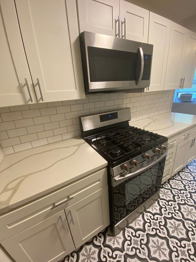 Building Photo - Beautiful 3Bed/1Bath in the Grove