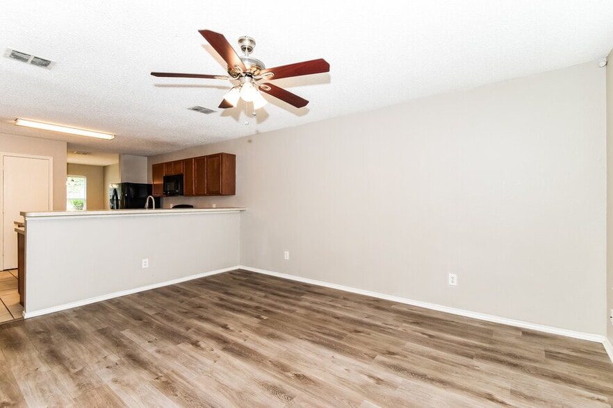 Building Photo - 1112 Alexandria Dr
