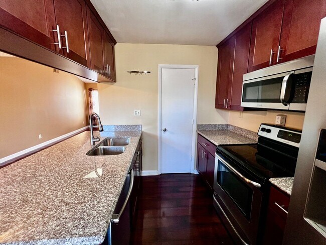 Building Photo - 2 bedroom 2 bathroom condo blocks from the Virginia Beach Oceanfront.