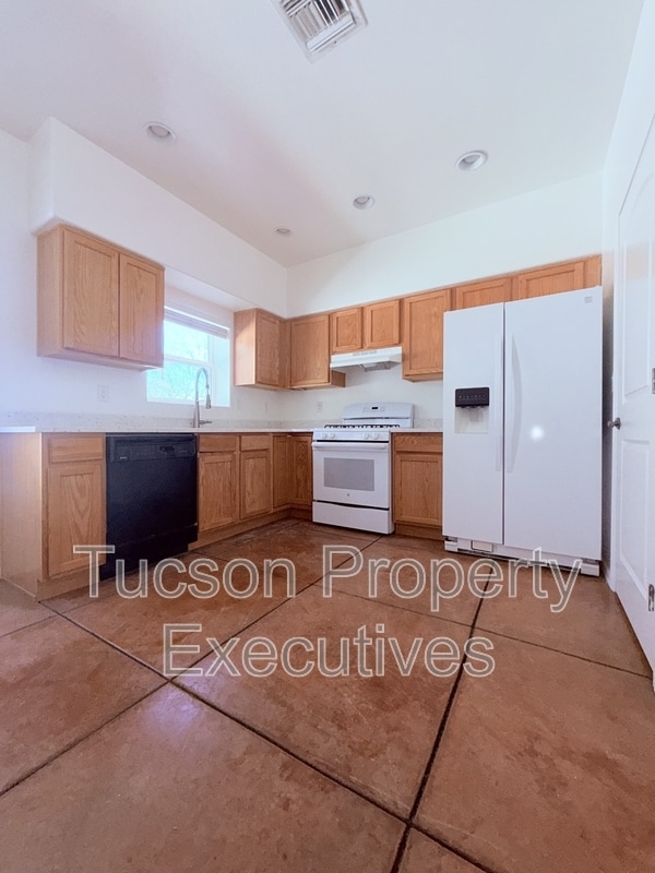 Building Photo - 324 W 23rd St