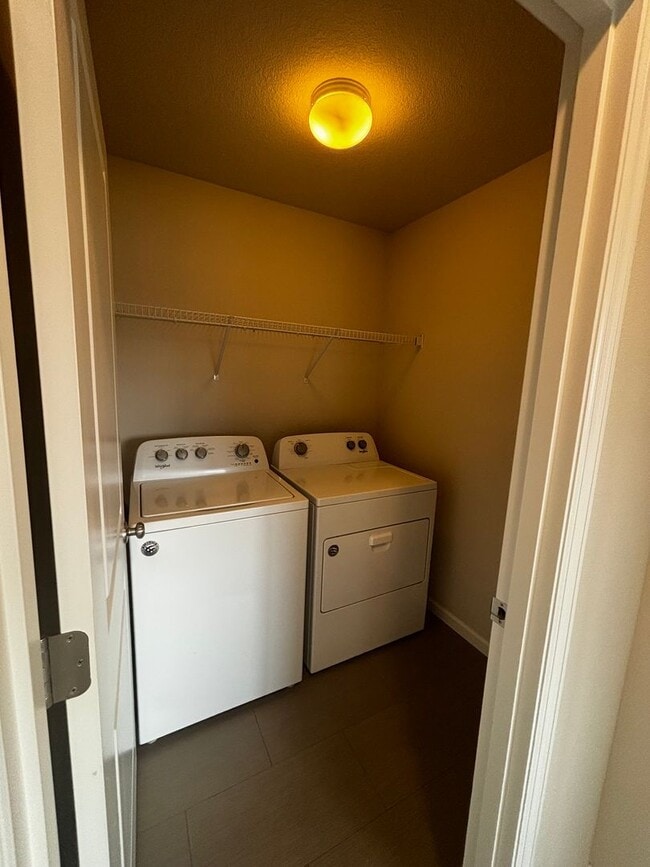 Building Photo - Newer SE 3 Bdrm House, All Appliances incl W/D, Air Cond, Community Pool, Double Garage