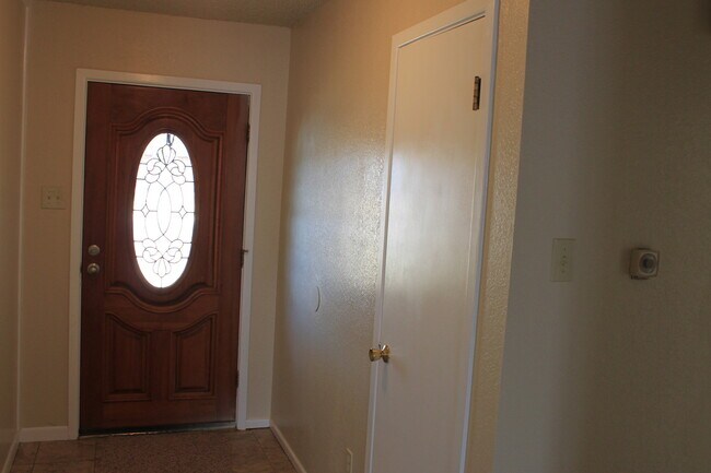 Building Photo - Updated 3/2/1 Great location for TTU/LCU/Medical District - Available AUGUST