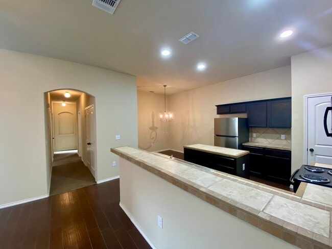 Building Photo - Move In Ready Duplex