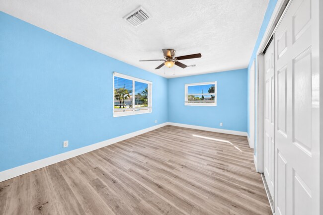 Building Photo - 115 Country Club Dr
