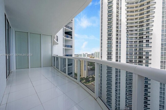 Building Photo - 15811 Collins Ave
