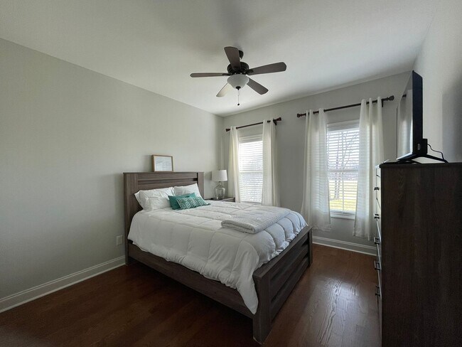 Building Photo - Fully Furnished, Short Term Rental, 1 Mont...