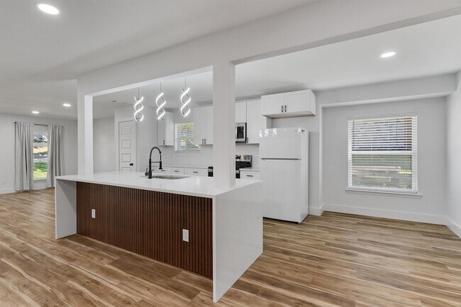 Building Photo - 219 Lakeview Dr