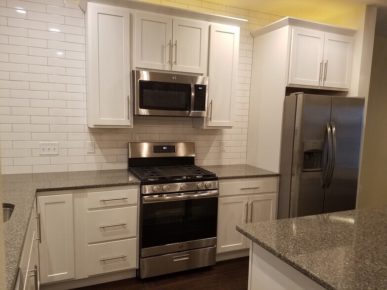 Building Photo - 1408 Sunset Ct